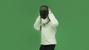 maske ile gülümseyen kız eskrim