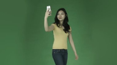 Asyalı kadın bir selfie alarak