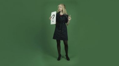 mujer confundida con signo de interrogación