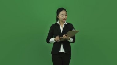 iş kadını kontrol listesi ile mutlu