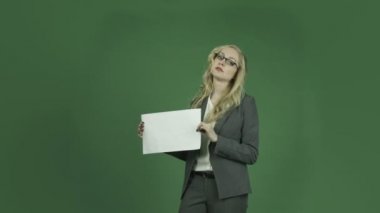 iş kadını boş işaretiyle üzgün