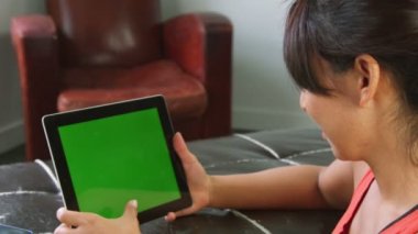 yeşil ekran tablet kullanan kadın