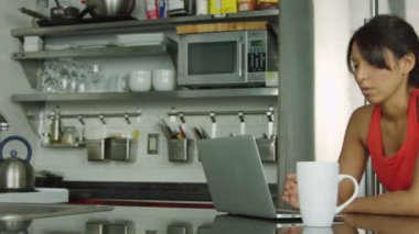 Dizüstü bilgisayar kullanan kadın