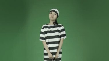 Asyalı kadın mahkum parmak çarpı işareti