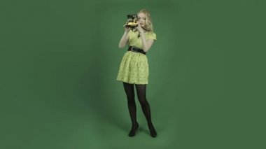 polaroid fotoğraf makinesinde fotoğrafların kadın