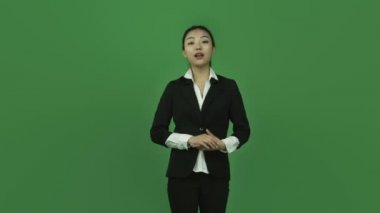 sunulması ve işaret eden kadın