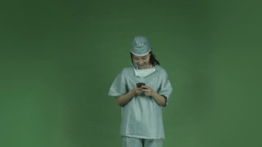 Asyalı kadın doktor cerrah sms cep telefonu