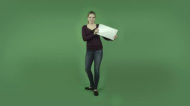 boş işareti ile gülümseyen kız