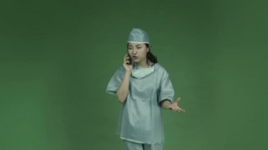 kadın doktor konuşan cep telefonu