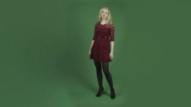 kendinden emin gülümseyen kadın