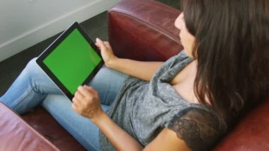 yeşil ekran tablet kullanan kadın