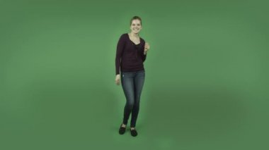 casual kız mutluluk dansı yapıyor