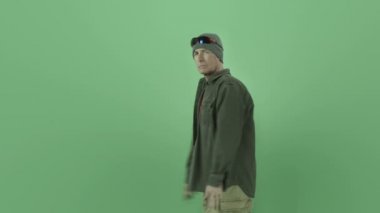 parmak çarpı işareti olan açıkhavaya adam