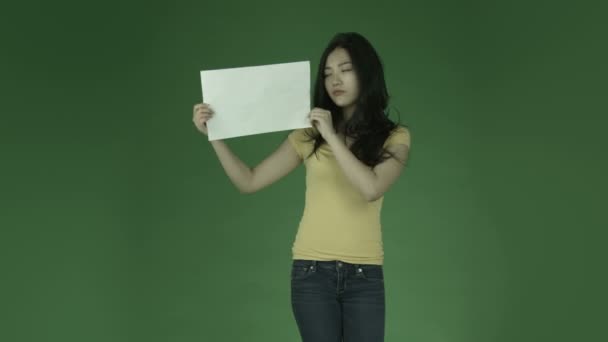 Asiática mulher chateada com sinal em branco — Vídeo de Stock