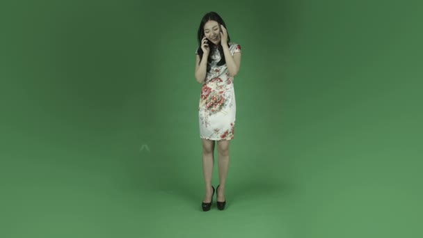 Aziatische vrouw in traditionele chinese jurk — Stockvideo