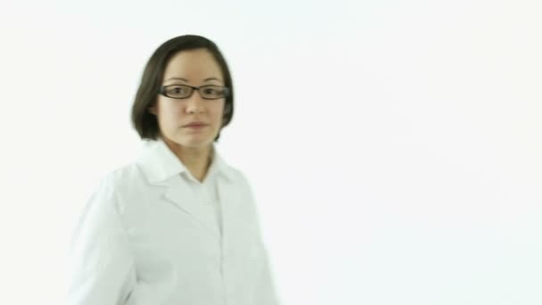 Dívka v laboratorní plášť, telefonicky mi rukou znamení — Stock video
