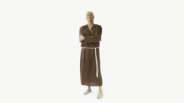 Монах со скрещенными руками — стоковое видео