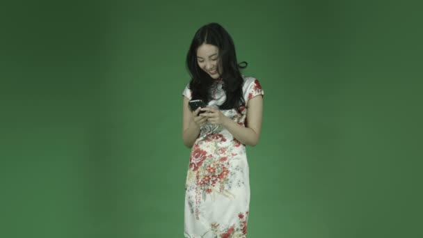 Asiatka v tradičních čínských šatech — Stock video