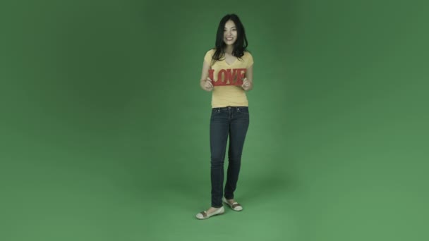 Vrouw is gelukkig in de liefde — Stockvideo