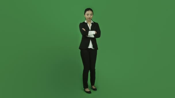 ビジネスの女性は腕を組んで動揺 — ストック動画
