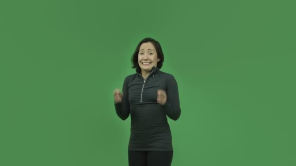 Parmak çarpı işareti ile sportif kız — Stok video