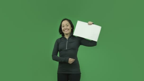 Sporty girl smiling with blank sign — Stock Video