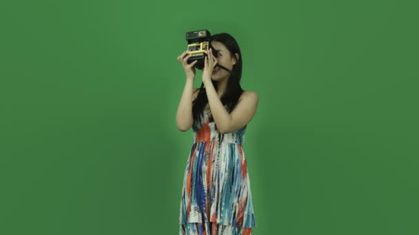 Chica tomando fotografía en polaroid — Vídeo de stock