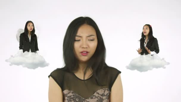 Азиатка выбирает ангела — стоковое видео