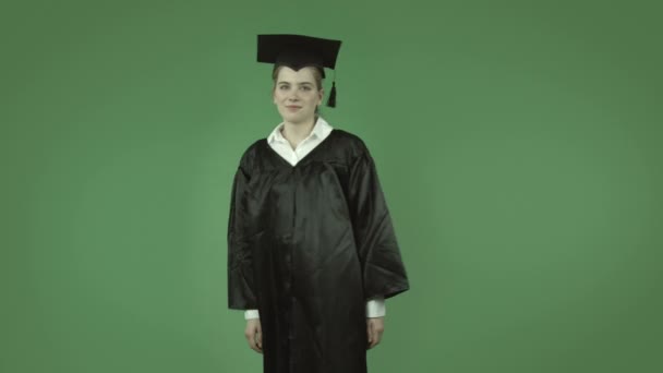 Étudiant diplômé avec les doigts croisés — Video