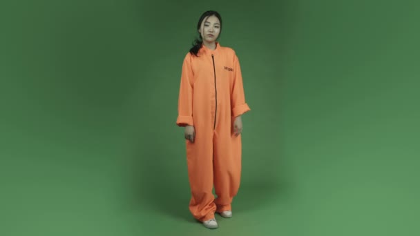 Gevangene denken en hoofd krabben — Stockvideo