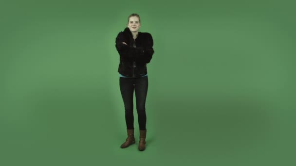 Magabiztos lány visel kabátot — Stock videók