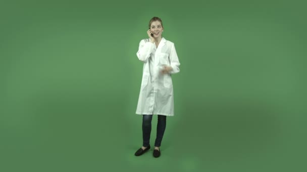Chica con bata de laboratorio — Vídeo de stock