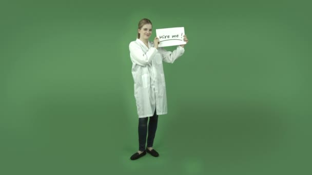 Dziewczyna w laboratorium płaszcz z wynajem mi znak — Wideo stockowe