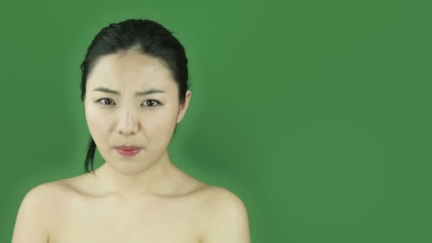 Chica desnuda está preocupada — Vídeos de Stock