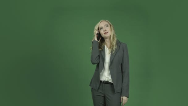 Zakenvrouw pratende telefoon — Stockvideo