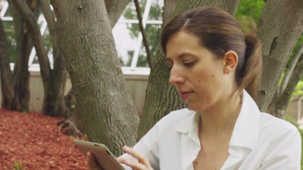 Femme dans la détente du parc — Video