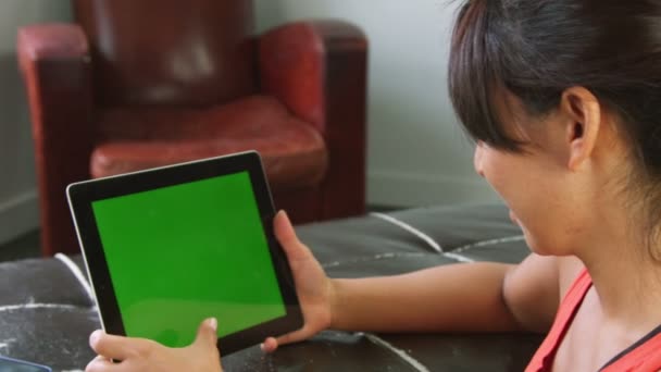 Mujer usando tableta de pantalla verde — Vídeo de stock