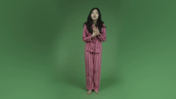 Woman in pajamas scared and screaming — Stock Video