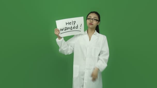 Científico preocupado con señal de ayuda buscado — Vídeos de Stock
