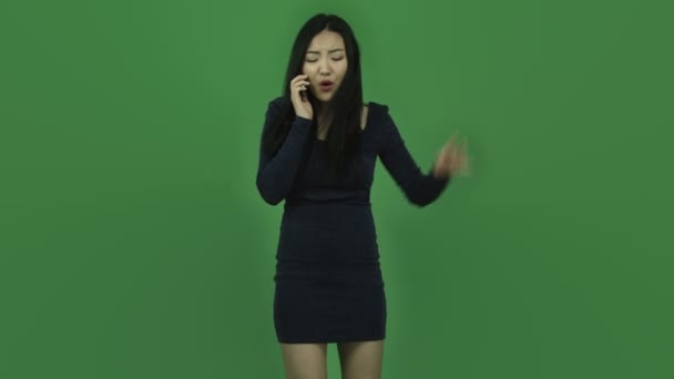 Азиатка с мобильным телефоном — стоковое видео