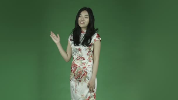 Asiatique femme dans traditionnel chinois robe — Video