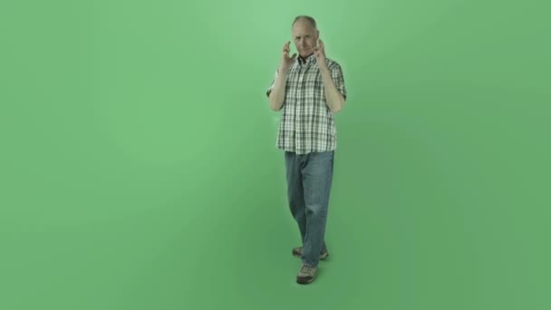 Şans parmak çarpı işareti olan adam — Stok video