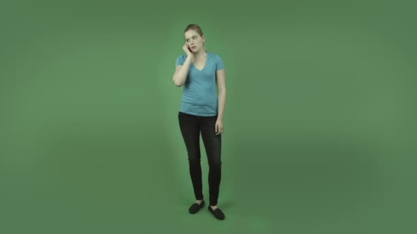 Kadın telefonda konuşmak rahatsız — Stok video
