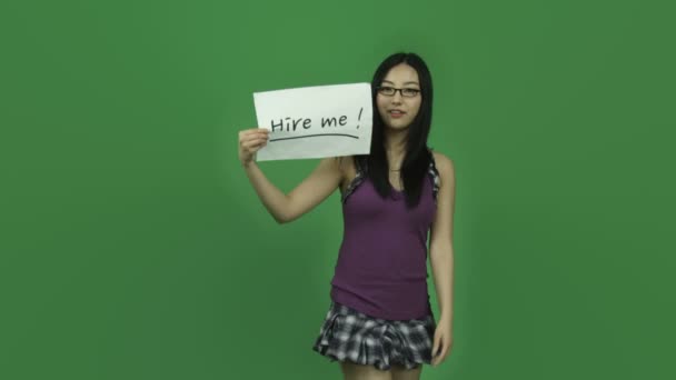 Student arbeitslos mit hire me sign — Stockvideo