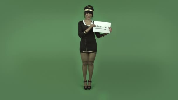 Lucht gastvrouw met huren mij teken — Stockvideo