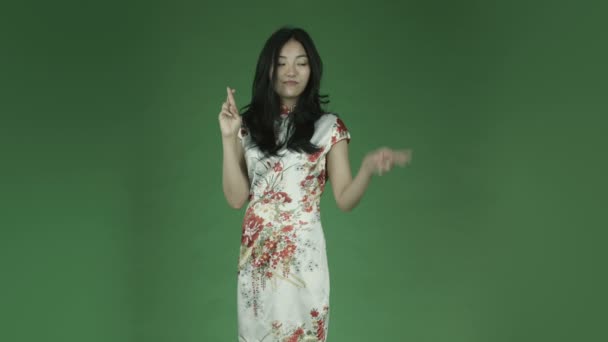 Aziatische vrouw in traditionele chinese jurk — Stockvideo