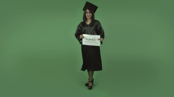 Graduado estudante com sinal de agradecimento — Vídeo de Stock