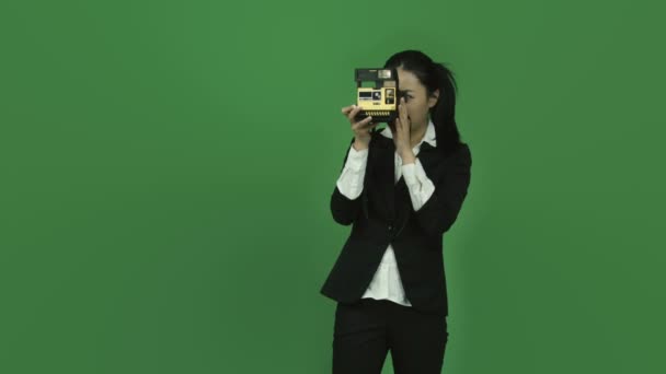 Mujer molesta haciendo fotografía en polaroid — Vídeo de stock