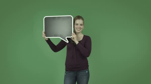 Chica casual con signo de burbuja en blanco — Vídeos de Stock