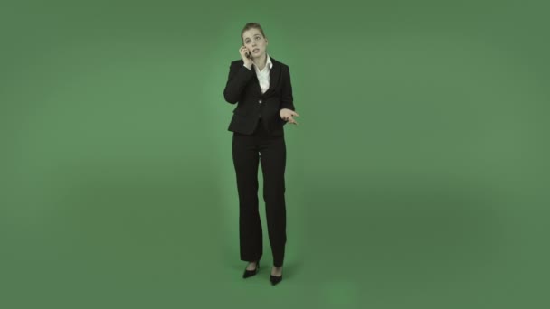 Business flicka talar i mobiltelefon — Stockvideo